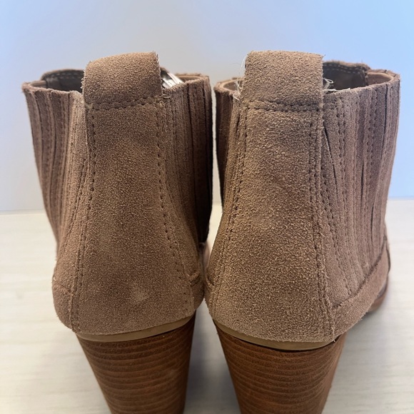 Dolce Vita Ankle Boot Bootie Size 8 Taupe Beige Suede Slip On Mid Heel 2.5. - Picture 4 of 14